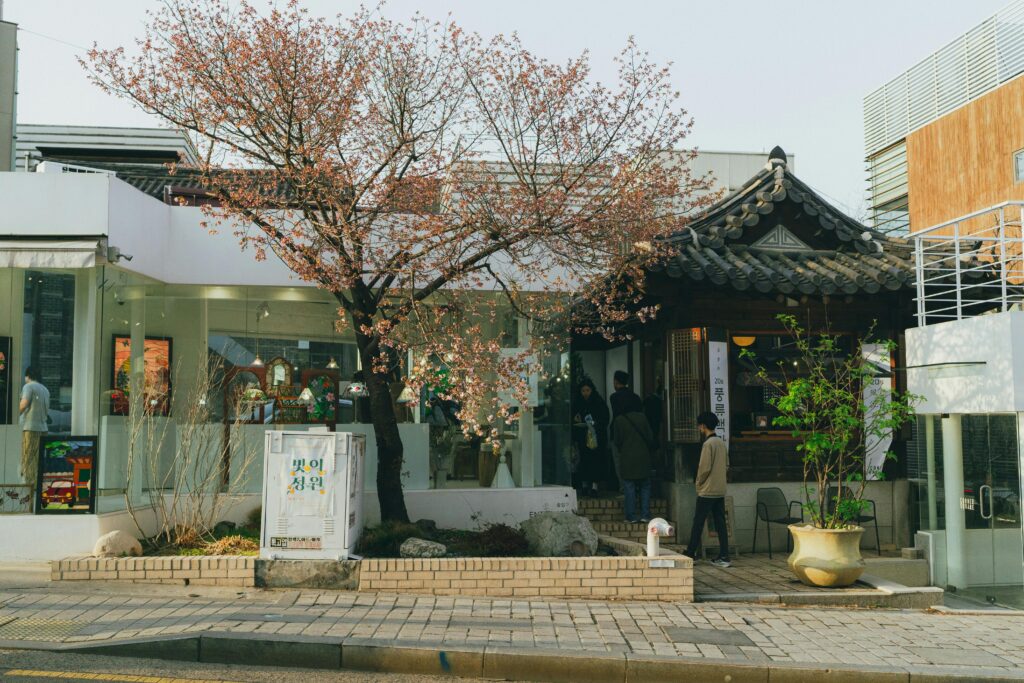 The Seongsu-dong Formula: Time, Ephemerality, and the Physics of Physical Space Traditional Korean Hanok architecture with intricate tiled roofs in Seoul, contrasting with modern urban developments